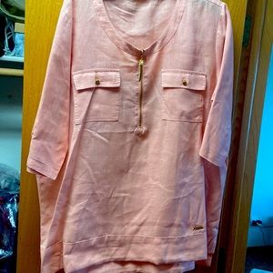 Ladies linen long shirt with gold buttons on sleeve and gold zip.